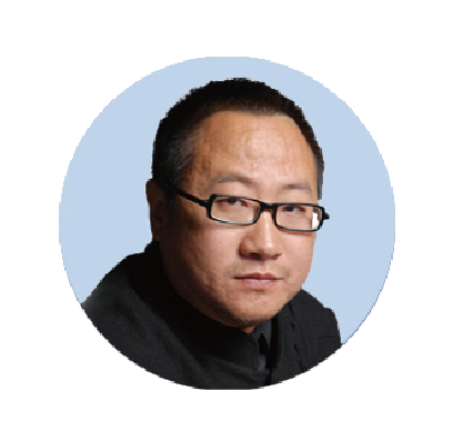 東華大學(xué)服裝與藝術(shù)設(shè)計學(xué)院副教授； 中國十佳時裝設(shè)計師； 文化部重點扶持青年設(shè)計人才； “中國新手工藝運動聯(lián)盟”聯(lián)合創(chuàng)始人