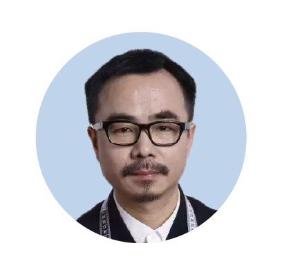 播藝庫服裝工作室創(chuàng)始人 ；東華大學(xué)專業(yè)學(xué)位碩士研究生校外導(dǎo)師； 多家知名服裝企業(yè)技術(shù)顧問
